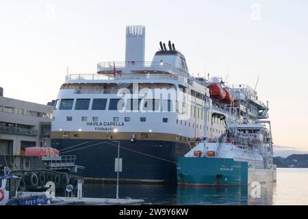 Bergen, Norwegen-Schiffsverkehr-Faehre der Rederei Havila legt im Hafen von Bergen in Norwegen An. Bergen, Norwegen-Schiffsverkehr-Havila **** Bergen, Norvegia traffico di spedizione attracchi per traghetti Havila nel porto di Bergen in Norvegia Bergen, Norvegia traffico di spedizione Havila Foto Stock