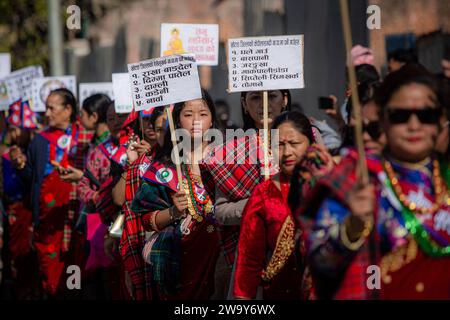 Kathmandu, Bagmati, Nepal. 31 dicembre 2023. I membri della comunità Tamu/Gurung si radunarono nella capitale nepalese, Kathmandu, in occasione di Tamu Lhosar. Questa celebrazione viene celebrata ogni anno per celebrare l'arrivo del nuovo anno. (Immagine di credito: © Amit Machamasi/ZUMA Press Wire) SOLO USO EDITORIALE! Non per USO commerciale! Foto Stock