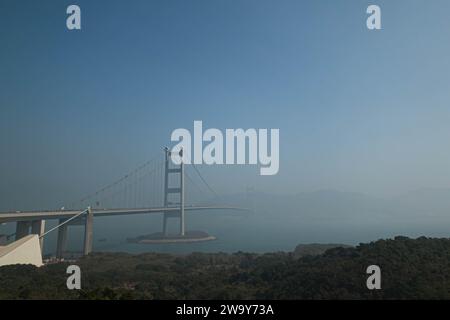 Hong Kong, Cina. 31 dicembre 2023. Il ponte di Tsing ma è appena visibile a causa del pesante smog. I livelli di inquinamento atmosferico registrati a Hong Kong rappresentano un rischio molto elevato per la salute, con gravi letture segnalate in tutta la città. (Immagine di credito: © Keith Tsuji/ZUMA Press Wire) SOLO USO EDITORIALE! Non per USO commerciale! Crediti: ZUMA Press, Inc./Alamy Live News Foto Stock