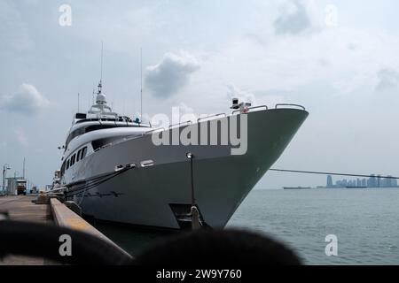 Nave bianca ancorata a Bay Foto Stock