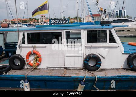 Singapore - 4 settembre 2023: Barca d'epoca ancorata nella baia Foto Stock