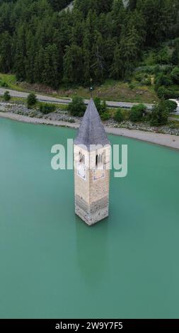 Foto drone Lago di Resia Dolomiti Italia europa Foto Stock