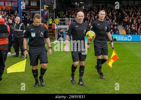 Luton, Regno Unito. 30 dicembre 2023. I funzionari della partita, arbitro, Robert Jones con gli assistenti Stuart Burt e Wade Smith guidano le squadre per la partita di Premier League tra Luton Town e Chelsea a Kenilworth Road, Luton, Inghilterra il 30 dicembre 2023. Foto di David Horn. Credito: Prime Media Images/Alamy Live News Foto Stock