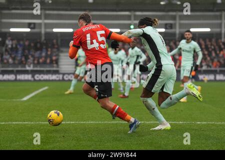 Luton, Regno Unito. 30 dicembre 2023. Alfie Doughty (45) di Luton Town affronta Noni Madueke (11) del Chelsea durante la partita di Premier League tra Luton Town e Chelsea a Kenilworth Road, Luton, Inghilterra il 30 dicembre 2023. Foto di David Horn. Credito: Prime Media Images/Alamy Live News Foto Stock