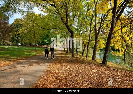 Passeggiate nel parco urbano lungo il po, Torino, Piemonte, Italia Foto Stock