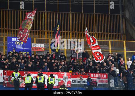 I tifosi dell'AC Monza durante la partita di serie A TIM tra SSC Napoli e AC Monza allo stadio Diego Armando Maradona di Napoli, Italia, il 29 dicembre, Foto Stock