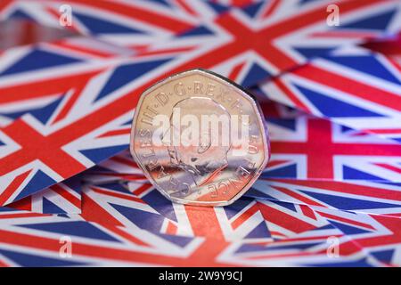 Moneta da 50p, sua altezza reale re Carlo III, su carta Union Jack Foto Stock