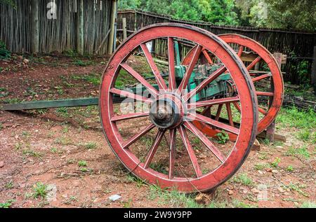 Carrello per buoi vintage a due ruote a Pretoria, Sud Africa - carrello Bullock con ruote rosse - messa a fuoco selettiva Foto Stock