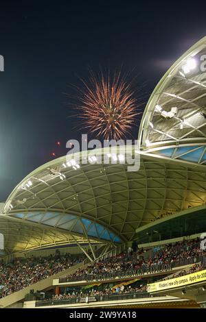 Adelaide, Australia. 31 dicembre 2023. Spettacolo pirotecnico di Capodanno visto da sotto la tribuna Sir Donald Bradman durante la partita maschile della Big Bash League tra Adelaide Strikers e Melbourne Stars all'Adelaide Oval. Credit Matthew Starling / Alamy Live News Foto Stock