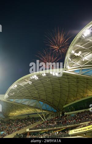 Adelaide, Australia. 31 dicembre 2023. Spettacolo pirotecnico di Capodanno visto da sotto la tribuna Sir Donald Bradman durante la partita maschile della Big Bash League tra Adelaide Strikers e Melbourne Stars all'Adelaide Oval. Credit Matthew Starling / Alamy Live News Foto Stock