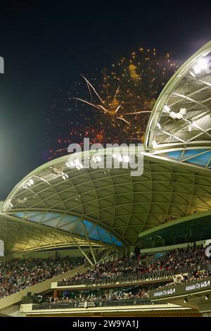 Adelaide, Australia. 31 dicembre 2023. Spettacolo pirotecnico di Capodanno visto da sotto la tribuna Sir Donald Bradman durante la partita maschile della Big Bash League tra Adelaide Strikers e Melbourne Stars all'Adelaide Oval. Credit Matthew Starling / Alamy Live News Foto Stock