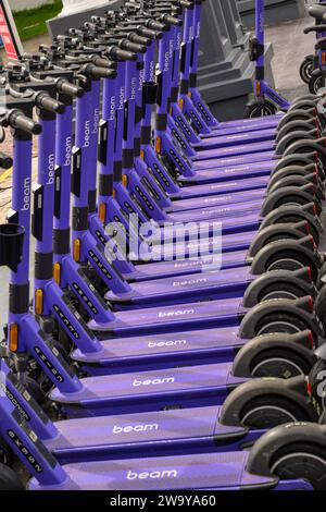 Una fila di Scooter elettrici Beam a Ipoh, Perak, Malesia Foto Stock
