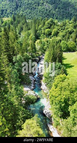 Vista aerea con drone della Grande Gola della Soča (Velika korita Soče, canyon scolpito dal fiume turchese della Soča, Bovec, Parco nazionale del Triglav, Slovenia. Foto Stock