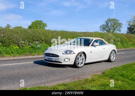 Jaguar XK Auto V8 Auto Coupe benzina 2006 bianco, cambio manuale benzina a 6 marce da 4196 cc; motori specializzati classici restaurati d'epoca, collezionisti di automobili, appassionati di motori e storiche auto d'epoca che viaggiano nel Cheshire, Regno Unito Foto Stock