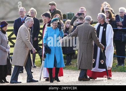 (Da sinistra a destra) il duca e la duchessa di Gloucester, la regina Camilla e il re Carlo III sono accolti dal vescovo di Norwich, dal reverendo di destra Graham Usher e dal reverendo canonico Dr Paul Rhys Williams mentre arrivano per assistere al servizio della chiesa mattutina nella chiesa di Santa Maria Maddalena a Sandringham, Norfolk. Data immagine: Domenica 31 dicembre 2023. Foto Stock