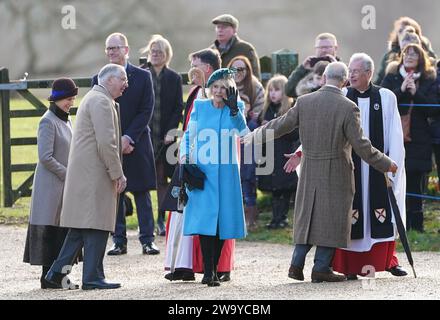 (Da sinistra a destra) il duca e la duchessa di Gloucester, la regina Camilla e il re Carlo III sono accolti dal vescovo di Norwich, dal reverendo di destra Graham Usher e dal reverendo canonico Dr Paul Rhys Williams mentre arrivano per assistere al servizio della chiesa mattutina nella chiesa di Santa Maria Maddalena a Sandringham, Norfolk. Data immagine: Domenica 31 dicembre 2023. Foto Stock