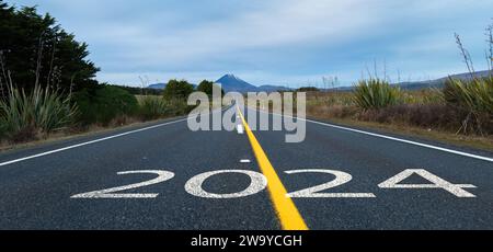 Capodanno 2024. Testo 2024 scritto sulla strada per il Monte Ngauruhoe. Parco nazionale di Tongariro. Nuova Zelanda. Foto Stock