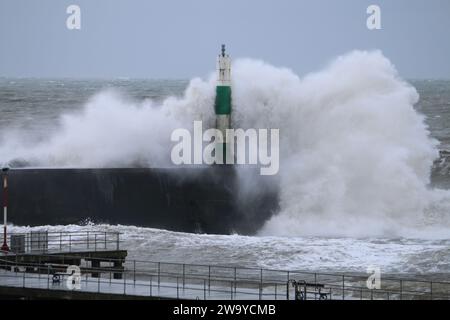 Aberystwyth Galles Regno Unito tempo 31 dicembre 2023. Enormi onde guidate da venti feroci battono la vecchia città vittoriana sulla costa occidentale mentre una tempesta invernale attraversa il Galles e il resto del Regno Unito, raffiche di forze che raggiungono i 80 km/h colpiscono duramente vita e proprietà in pericolo. Crediti: mike davies/Alamy Live News Foto Stock