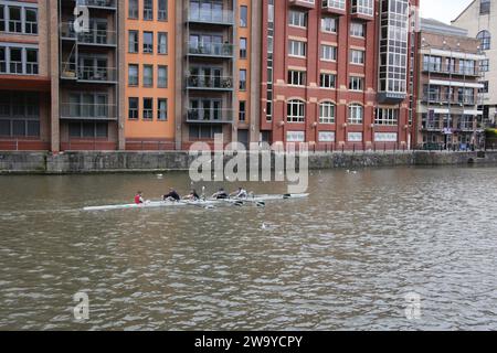 Bristol, Somerset, Regno Unito 06 16 2018 bambini che vogano sul fiume Avon a Bristol Foto Stock
