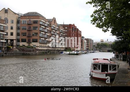 Bristol, Somerset, Regno Unito 06 16 2018 bambini che vogano sul fiume Avon a Bristol Foto Stock