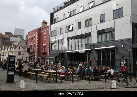 Bristol, Somerset, Regno Unito 06 16 2018 persone che socializzano insieme in un bar sulla riva del fiume a Bristol Foto Stock