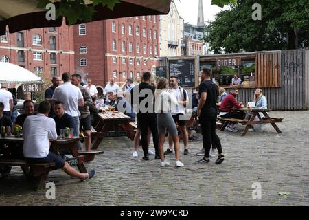 Bristol, Somerset, Regno Unito 06 16 2018 persone che socializzano insieme in un bar sulla riva del fiume a Bristol Foto Stock