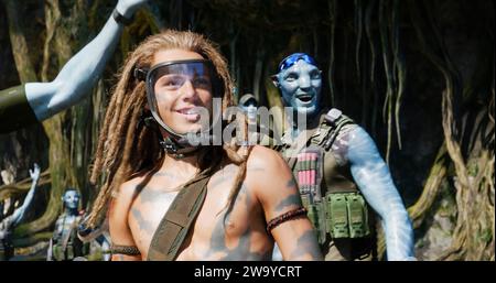 Avatar: The Way of Water (2023) diretto da James Cameron e interpretato da Jack Champion nel ruolo di "Spider", un bambino umano orfano cresciuto su Pandora dai Na'vi. Pubblicità ancora ***SOLO USO EDITORIALE***. Credito: BFA / 20th Century Studios Foto Stock