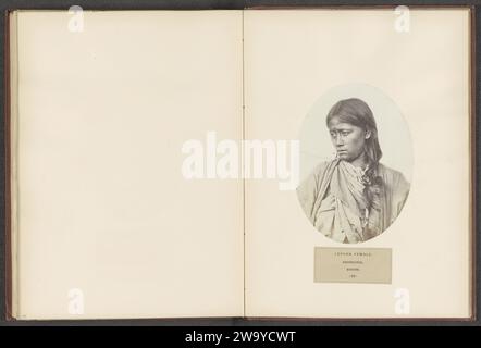 Ritratto di una donna sconosciuta della comunità Lepcha del Sikkim, 1858 circa - nel o prima del 1868 fotografare il Sikkim foto di supporto albumi stampare razze umane; popoli; nazionalità Foto Stock