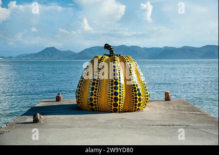 Una vista ravvicinata dell'iconica opera d'arte della zucca gialla maculata di Yayoi Kusama a Naoshima, conosciuta come l'isola d'arte giapponese, nella prefettura di Kagawa. Foto Stock