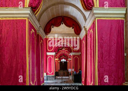 Mdina, Malta - 22 dicembre 2023: Corridoio appeso con arazzi nella Cattedrale metropolitana di St Paul a Mdina Foto Stock