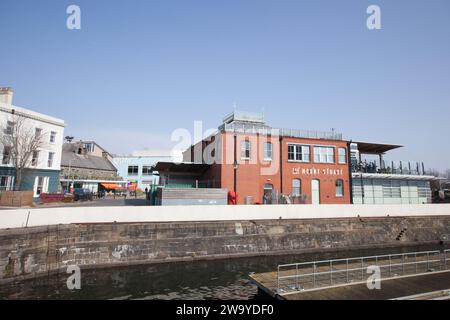 Vista sulla baia di Cardiff dai moli di Mount Stuart Graving a Cardiff, Galles, Regno Unito Foto Stock