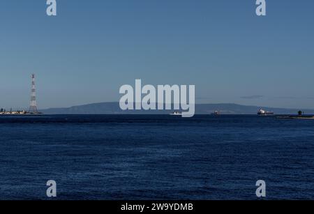 Villa San Giovanni, Italia - 17 dicembre 2023: Vista dello stretto di Messina tra la Sicilia e l'Italia continentale e le navi che passano Foto Stock