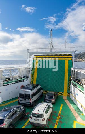 Villa San Giovanni, Italia - 17 dicembre 2023: Auto in traghetto dall'Italia alla Sicilia Foto Stock