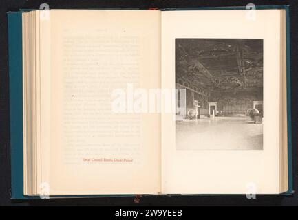 Interno della sala consiliare del Dog Palace di Venezia, Anonimo, c. 1882 - c. 1892 stampa fotomeccanica DogepaleisBoston paper interior  rappresentazione di un edificio. palazzo Dogepalis Foto Stock