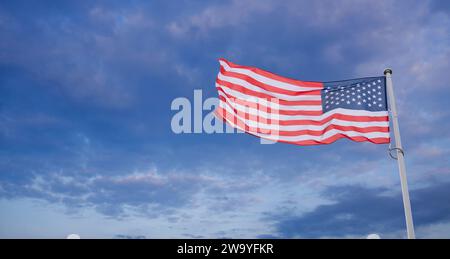 Bandiera americana che sventola nel vento. Simbolo degli Stati Uniti d'America. Foto Stock