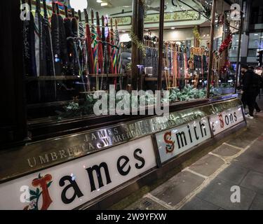 James Smith & Sons, esterno notturno, tradizionale negozio di ombrelloni britannico a Bloomsbury, Londra, Inghilterra, Regno Unito Foto Stock