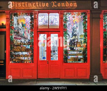 Tipico negozio di souvenir inglese e souvenir turistici a Natale, esterno, Bloomsbury, Londra, Inghilterra, REGNO UNITO Foto Stock