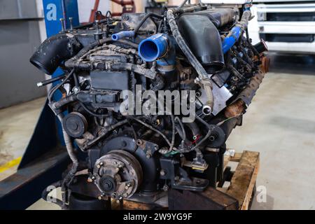 Motore disassemblato durante un servizio di riparazione del carrello. Foto Stock