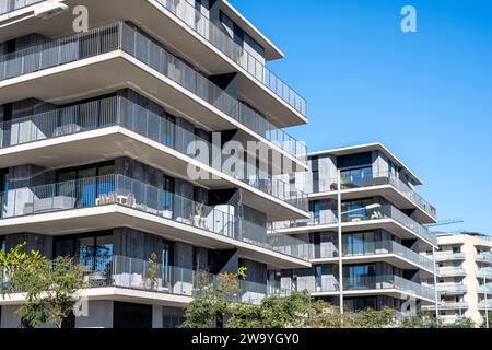 Nuovo edificio grigio di appartamenti visto a Barcellona, Spagna Foto Stock