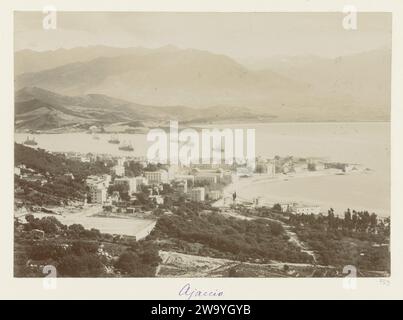 Paesaggio urbano di Ajaccio visto da una parte superiore, c. 1886 - c. 1896 Fotografia Corsica supporto fotografico. L'albume di cartone stampa Ajaccio Foto Stock