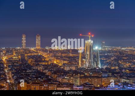 Lo skyline del centro di Barcellona con la Sagrada Familia di notte Foto Stock