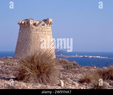 TORRE DE LA ESCALETA - ISLA PLANA O DE NUEVA TABARCA AL FONDO. Posizione: ESTERNO. Santa Pola. Alicante. SPAGNA. Foto Stock