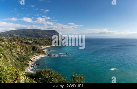 Vista sulla costa e le spiagge di Capo Vaticano in Calabria Foto Stock