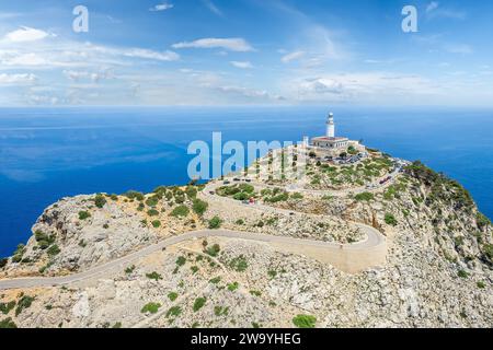 Paesaggio con il torreggiante faro di Formentor, arroccato sulla cima delle aspre scogliere di Maiorca, che offre viste mozzafiato sull'azzurro del Mediterraneo. Foto Stock