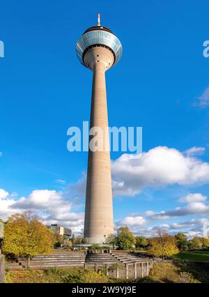 Rheintower nel porto di Media in una giornata di sole in autunno, Düsseldorf, Germania Foto Stock