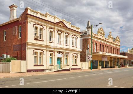 Lo storico edificio della National Australia Bank e l'edificio Piesse (Butterick) in Tudor Street nella città Wheatbelt di Wagin, Australia Occidentale. Foto Stock