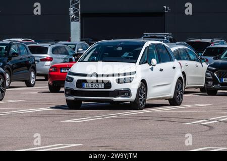 Gothenburg, Svezia - maggio 29 2022: White 2017 Citroen C4 Picasso su un parcheggio. Foto Stock