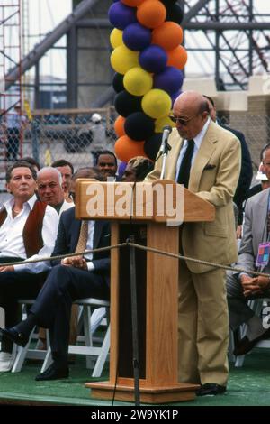 Cleveland, OHIO USA. 28 luglio 1994: La Rock and Roll Hall of Fame e fondatore del museo Ahmet Ertegun lancia un discorso a una folla durante la cerimonia di chiusura mentre il musicista Jerry Lee Lewis lo guarda. Credito: Bill Ragan/Alamy Live News Foto Stock