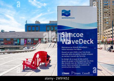 Toronto, Ontario, Canada - 6 gennaio 2020: Simcoe Wavedeck sul lungomare del centro. La struttura in legno è un'attrazione per turisti e locali Foto Stock