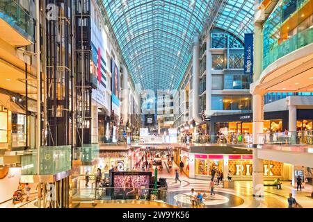 Toronto, Ontario, Canada - 2 marzo 2020: All'interno dell'Eaton Centre nel quartiere del centro. Il centro commerciale è una delle principali attrazioni turistiche del ci Foto Stock